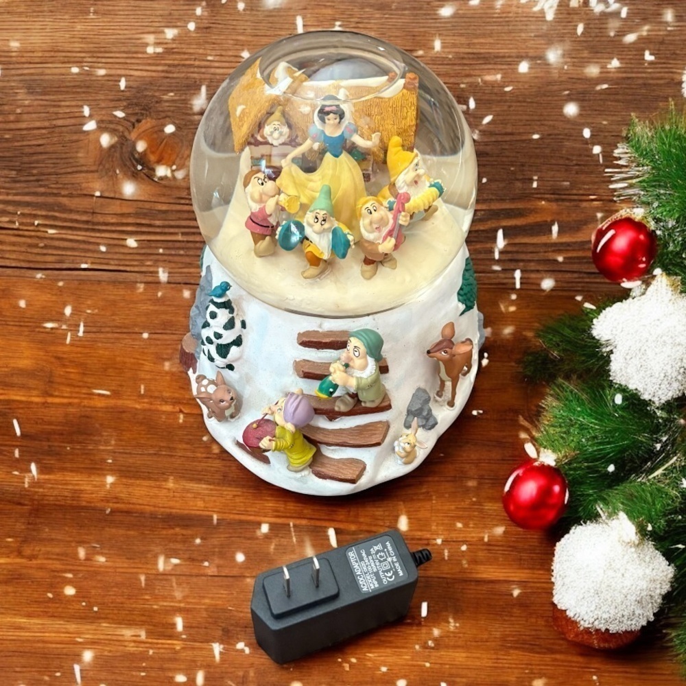 Vintage 2000 Disney Snow White & Seven Dwarfs Mr. Christmas Automated Snow Globe